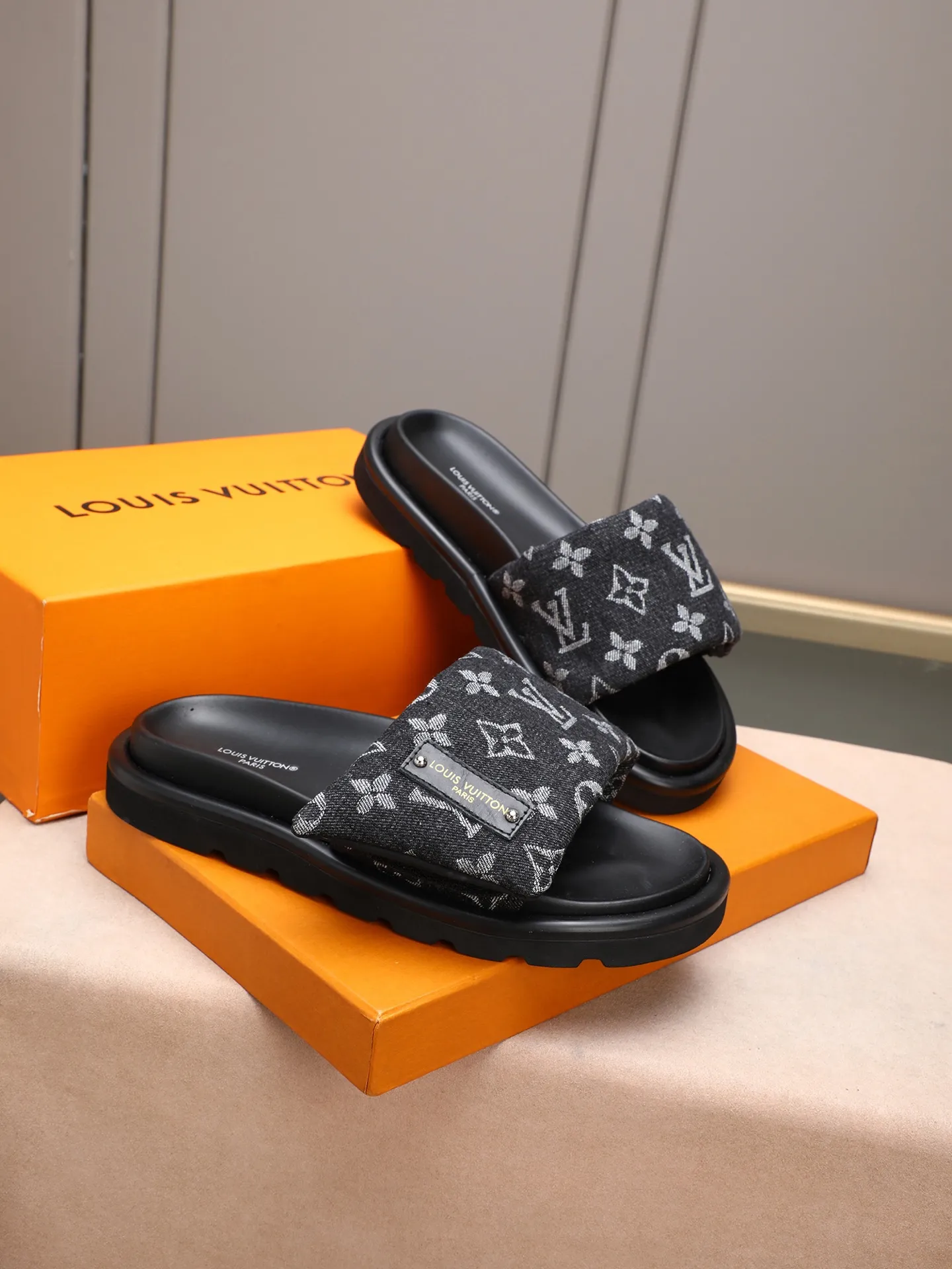 PP360 [LOUIS VUITTON] Louis Vuitton, LV printing, men's and women's slippers are on the market. The drawer box packaging comes with a cloth bag and a card. The upper pattern looks very soft and waxy, and it is a super versatile leg slimming tool. Fabric: imported denim/canvas/old fabric, LV hardware LOGO, official website pattern printing, comfortable to wear, feet: high-elastic PU water table. Sole: foam sole, heel height: about 5cm. Code number: 35-46, 35, 45, 46 are custom-made and non-returnable. Color: multiple colors and styles available.